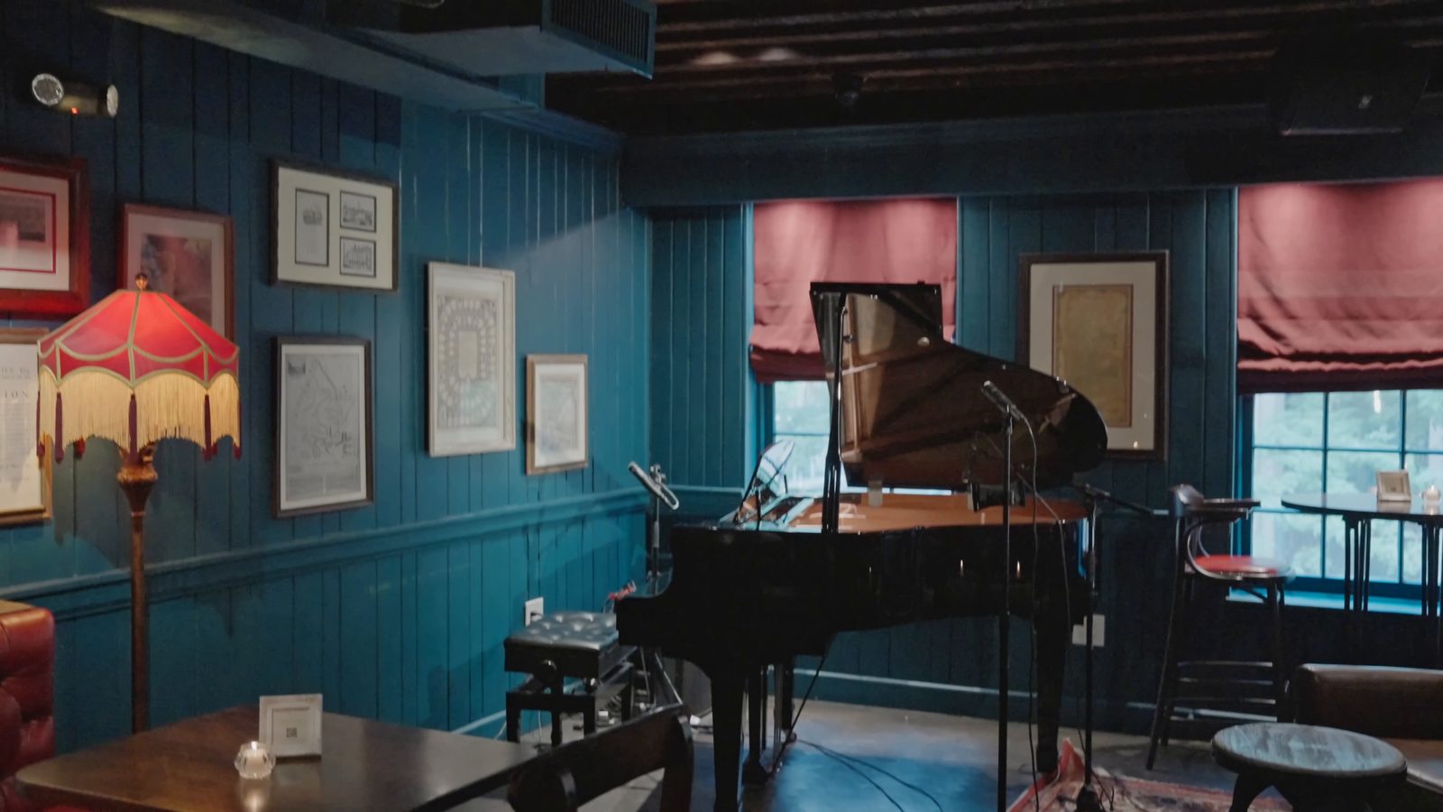 The piano bar upstairs at Fraunces Tavern: teal walls and the grand piano
